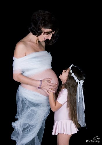 תמונת הריון- אמא וילדה עם תול לבן