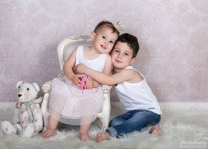 צילום ילדים בסטודיו- אח ואחות בסגנון קלאסי רומנטי