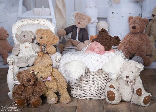 צילומי ניו בורן במרכז- תינוק עם כובע דובי ומלא דובים מקסימים