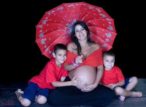 תמונת הריון לאמא עם הילדים- כולם בלבוש אדום