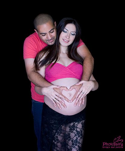 צילומי היריון עם בן הזוג- לב על הבטן