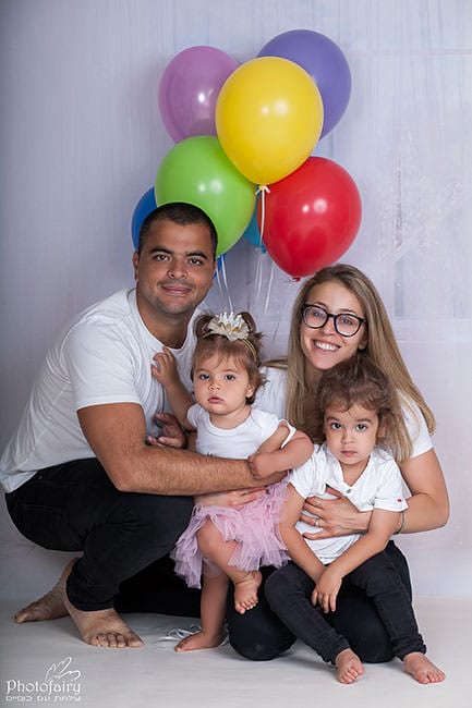 צילומי משפחה בסטודיו לכבוד יום הולדת עם בלונים צבעוניים