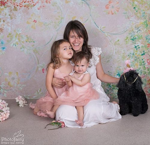 צילומי משפחה לאמא, בנות והכלב המשפחתי