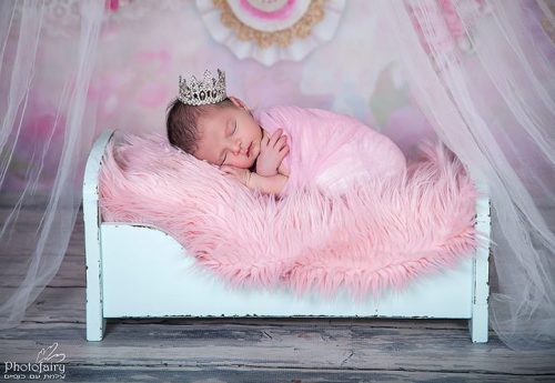 צילומי ניו בורן לנסיכה ישנה על מיטה עם כתר