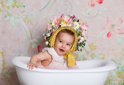 צילומי תינוקות בסטודיו- תינוקת עם כובע פרחים