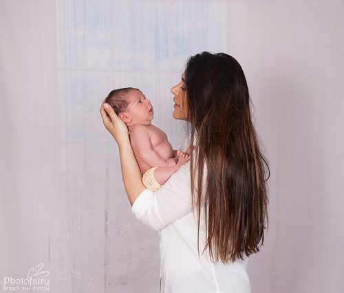 צילום תינוקת ניובורן- אמא ובת מבט שאומר הכל