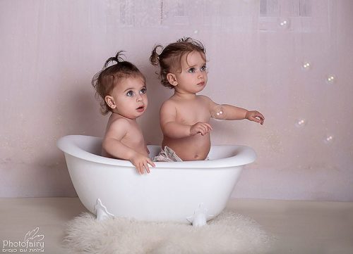 צילום תינוקות- תאומים באמבטיה עם בועות סבון