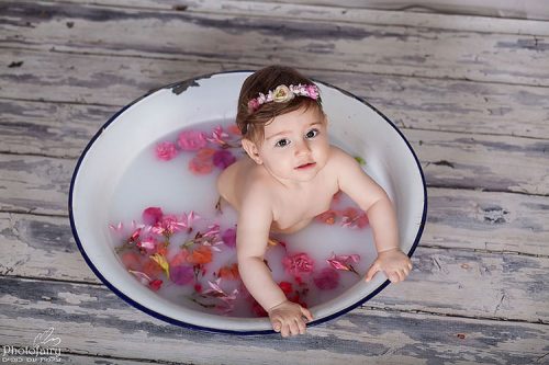 צילום תינוקות באמבטיה עם פרחים