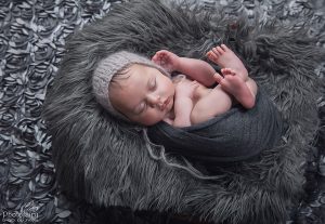 צילום לתינוק בגווני אפור