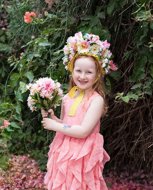 צילום פורטרט של ילדה עם פרחים