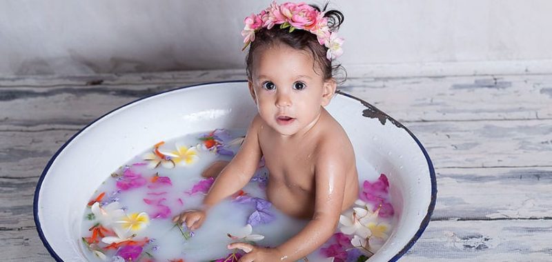 צילומי גיל שנה יחודיים- אמבטיית חלב עם פרחים