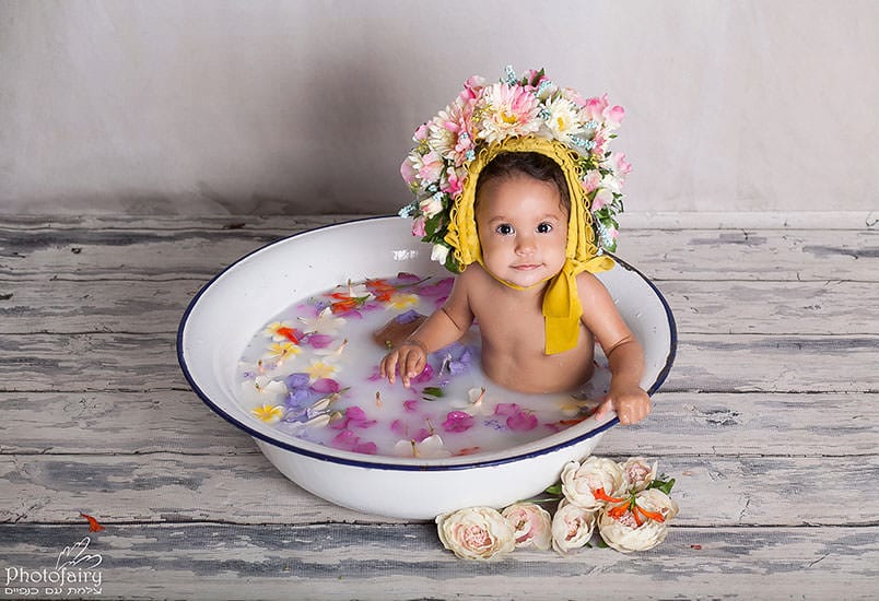 צילומי גיל שנה אמבטיית חלב עם פרחים