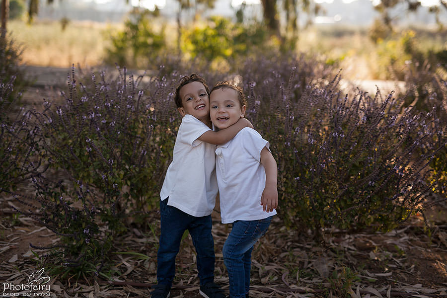אחים מתחבקים- צילומי ילדים בטבע